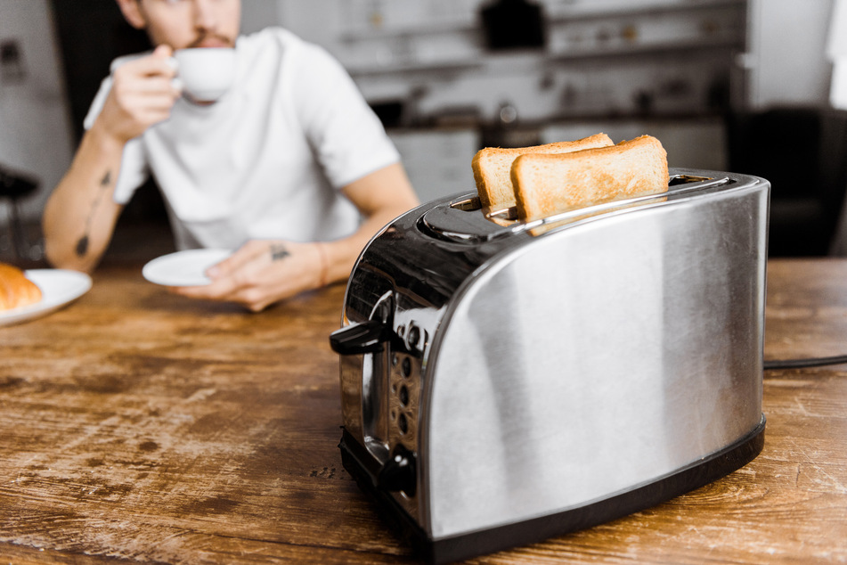 Mit einem kleinen Geheimtipp kann man seinen Toaster reinigen, ohne ihn auf den Kopf zu stellen. (Symbolbild)