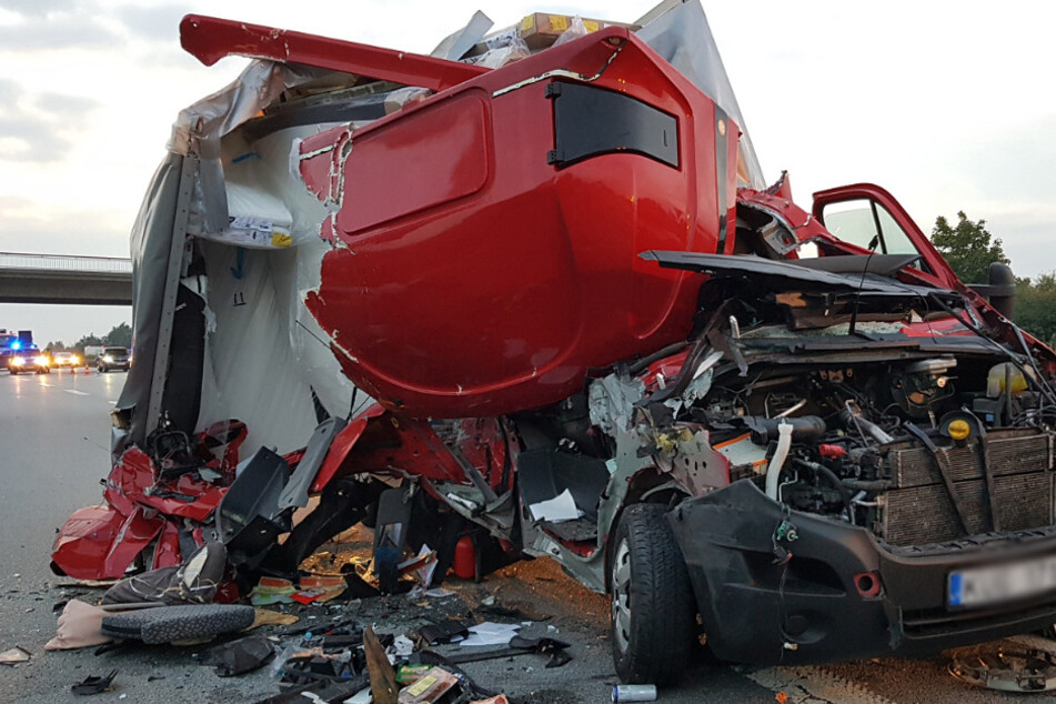 Der völlig zerstörte Renault Master.