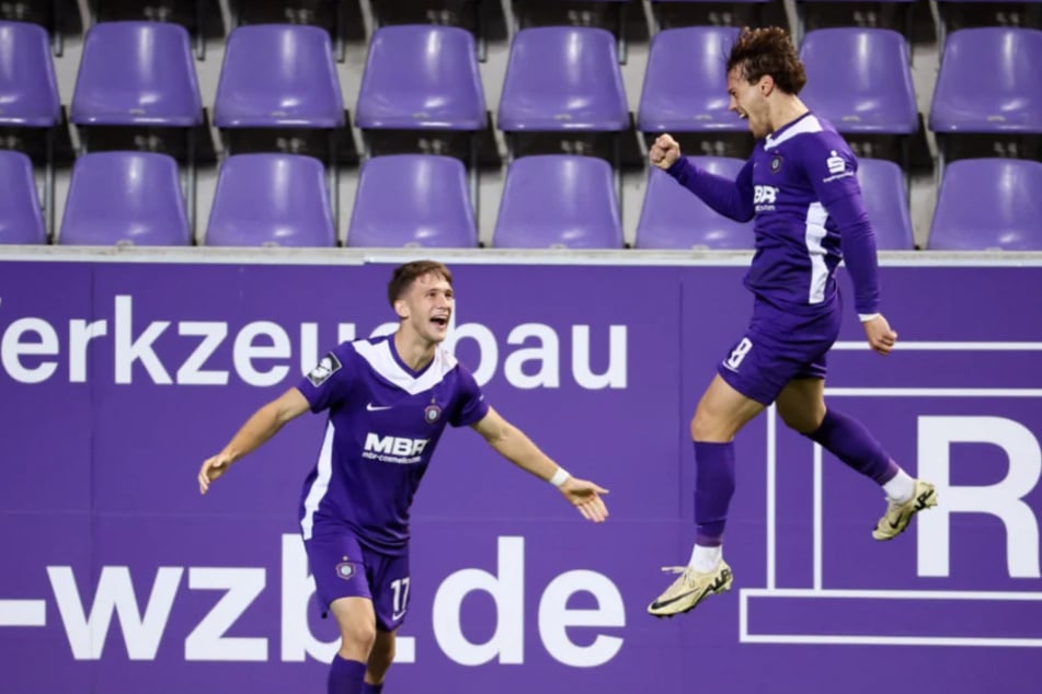 Freude bei Aue-Spieler Mika Clausen (22, R.) nach seinem 2:0 in der 33. Minute.