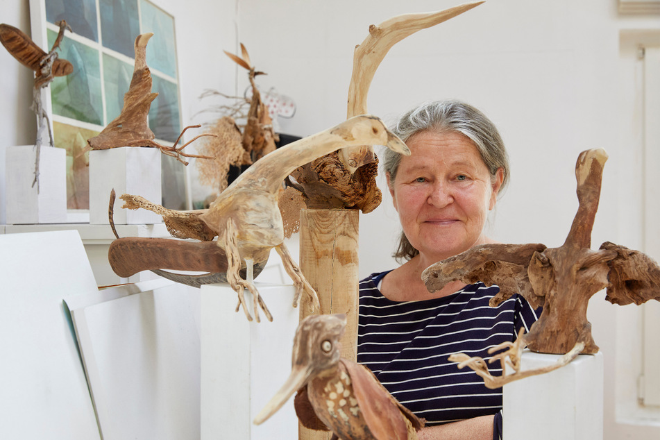 Maria Sibylla Ponizil (71) mit ihrer Vogelschar aus altem Holz.