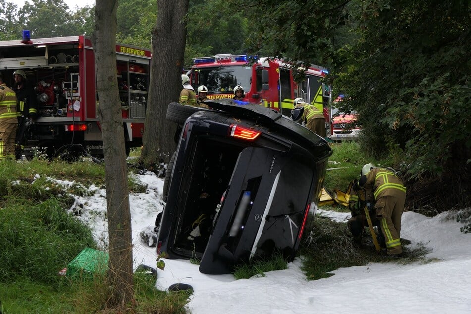 Der verunfallte Mercedes blieb im Straßengraben auf der Seite liegen.