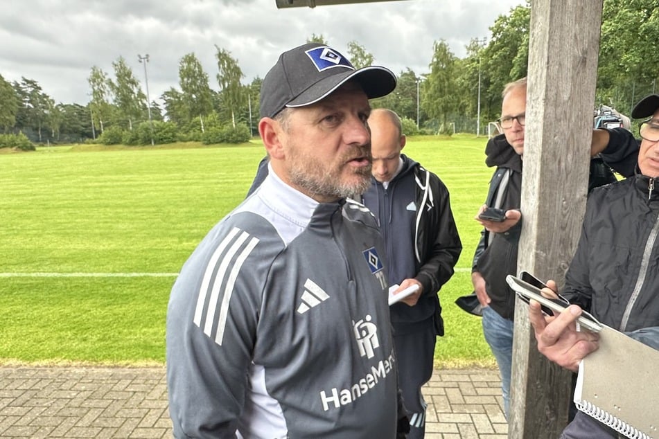 HSV-Coach Steffen Baumgart (52) nahm sich nach der Einheit die Zeit, Fragen der Presse zu beantworten.