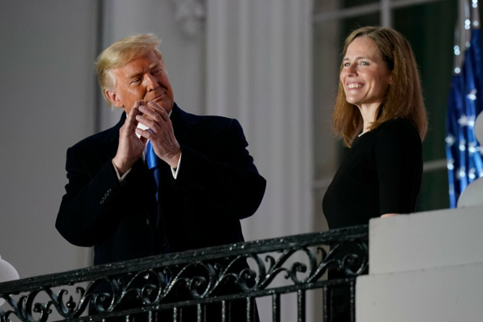 Donald Trump, Präsident der USA, applaudiert neben der Juristin Amy Coney Barrett.