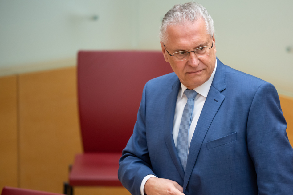 Innenminister Joachim Herrmann (CSU) hofft auf baldige Lockerungen für ein soziales Miteinander. (Archiv)