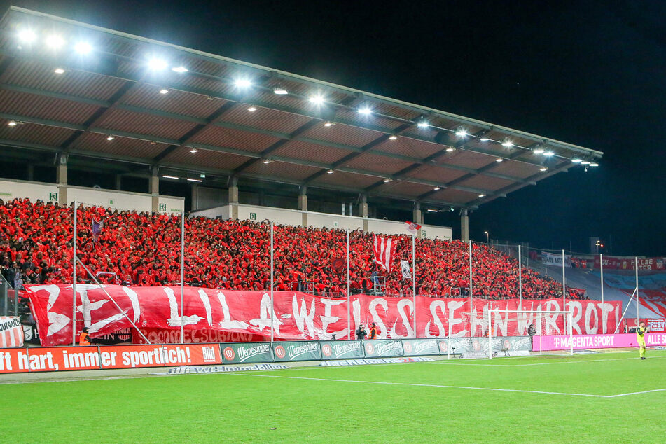 Heiße Stimmung am kühlen Dienstagabend in Zwickau! Die FSV-Fans zeigten ein rotes Banner: "Bei Lila-Weiss seh'n wir Rot".