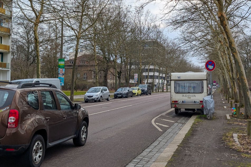 An der viel befahrenen Leipziger Karl-Tauchnitz-Straße wurde ein Wohnanhänger - offensichtlich rechtswidrig - abgestellt.