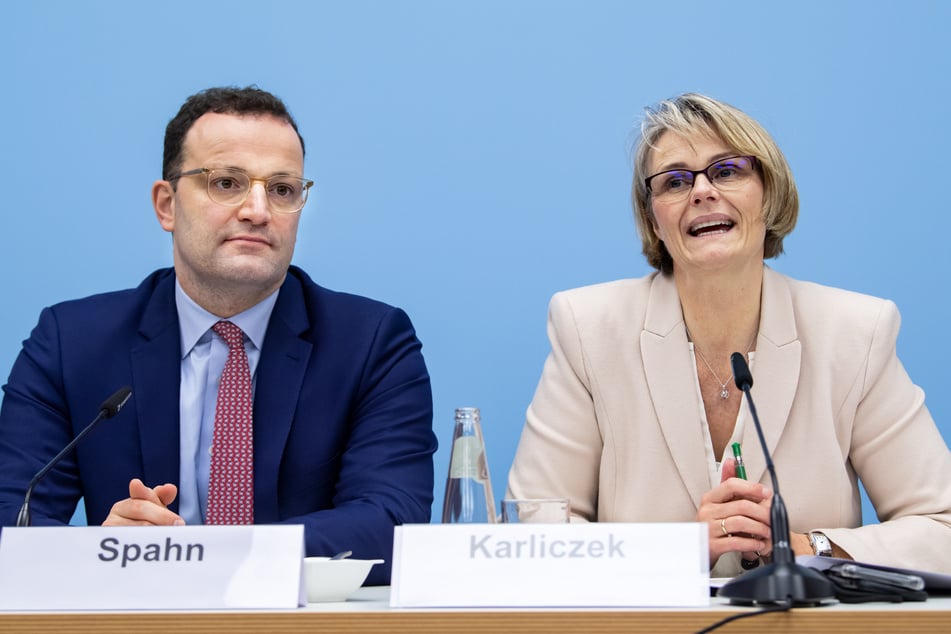 Jens Spahn (l, CDU), Bundesgesundheitsminister, und Anja Karliczek (CDU), Bundesministerin für Bildung und Forschung.