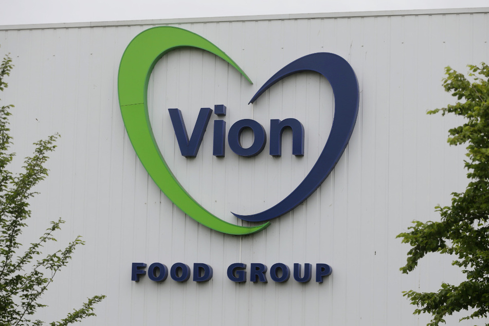 Das Firmenloge des Lebensmittel-Herstellers Vion an einem Gebäude im Niederländischen Groenlo.