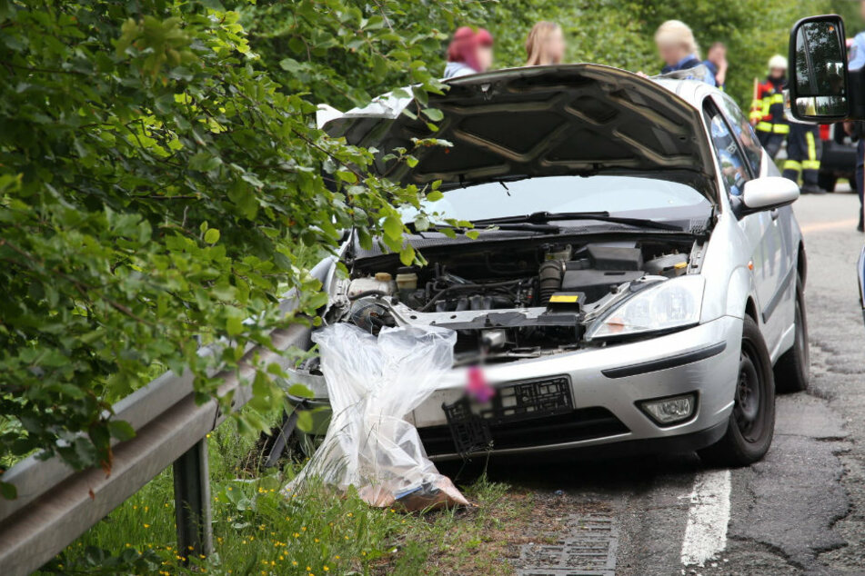Die Fahrerin des Ford musste einem Wohnmobil ausweichen und fuhr dabei in die Leitplanke.