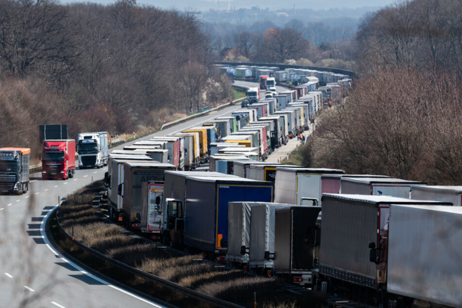 LKW stauen sich auf der Autobahn A4 Dresden - Görlitz bei Bautzen.