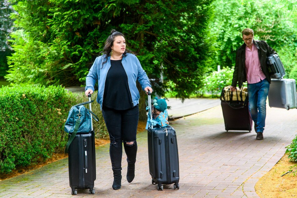 Der Zeitpunkt ist gekommen: Vanessa und Christoph reisen mit viel Gepäck ab.