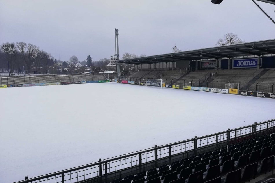 Das Babelsberger Karl-Liebknecht-Stadion ist inzwischen schneefrei, verfügt aber über keine Rasenheizung. (Archivbild)