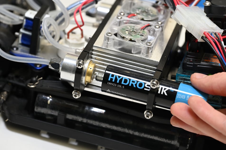 Ein Blick auf einen Hydro-Stick, der am Auto angebracht wird.