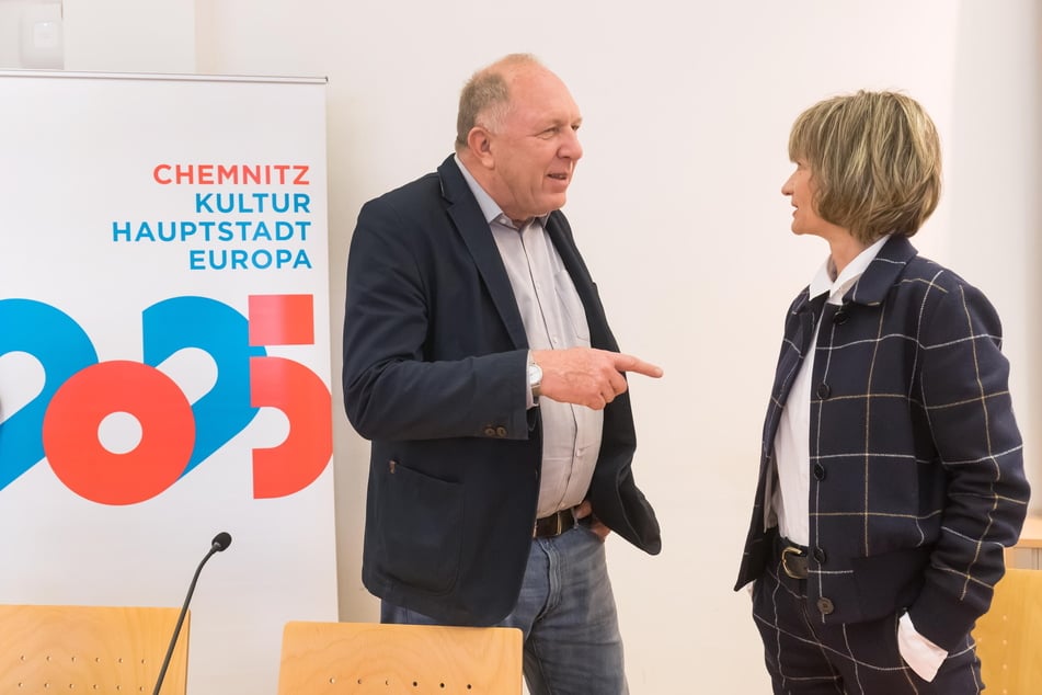 Juryvorsitzender Ulrich Fuchs, hier im Gespräch mit Ex-OB Barbara Ludwig (58, SPD), soll neben Chemnitz auch andere Bewerberstädte beraten haben.