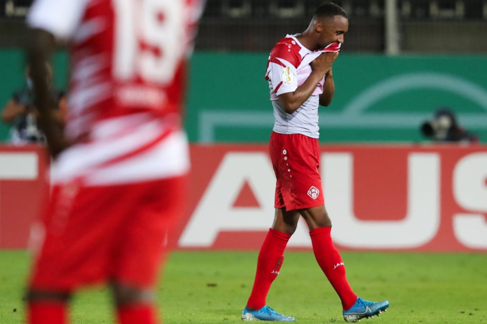 Saliou Sané schlich nach der 2:3-Niederlage der Würzburger Kickers im DFB-Pokal gegen Hannover 96 niedergeschlagen vom Platz.