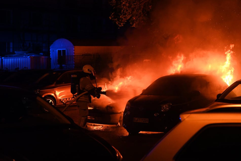 Fahrzeuge in Alt-Treptow brannten.