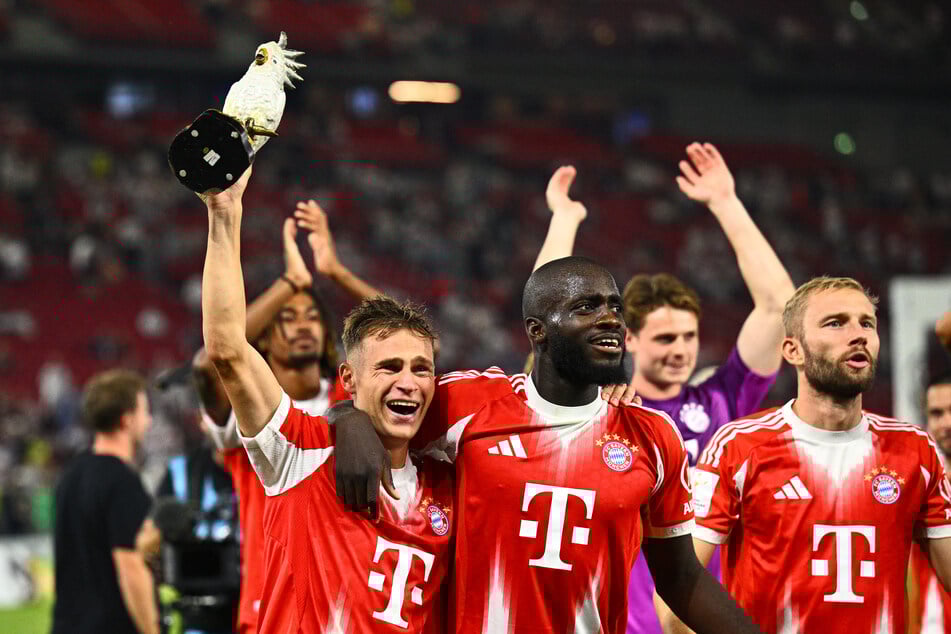Joshua Kimmich (v.l.n.r.), Dayot Upamecano und Konrad Laimer feiern den Sieg gegen Stuttgart natürlich mit dem Kakadu.