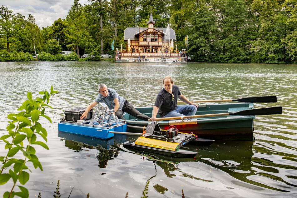 Jörg Matschullat und Student Karsten Gustav helfen dem Schwimm-Roboter bei seiner Jungfernfahrt.