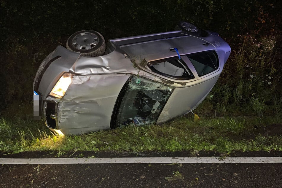 Der verunglückte Skoda landete im Straßengraben.