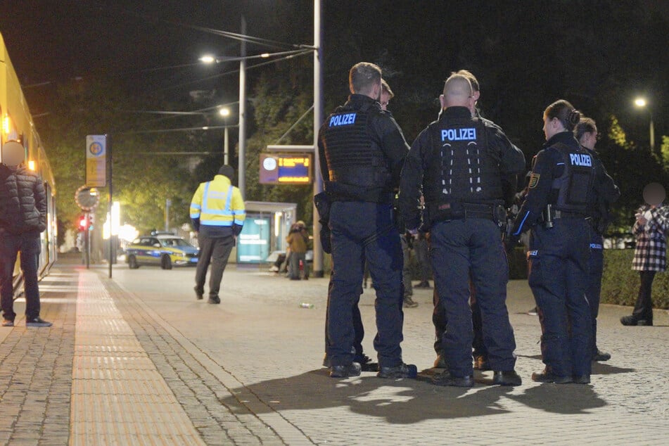 Polizisten sicherten den Tatort am Albertplatz ab.
