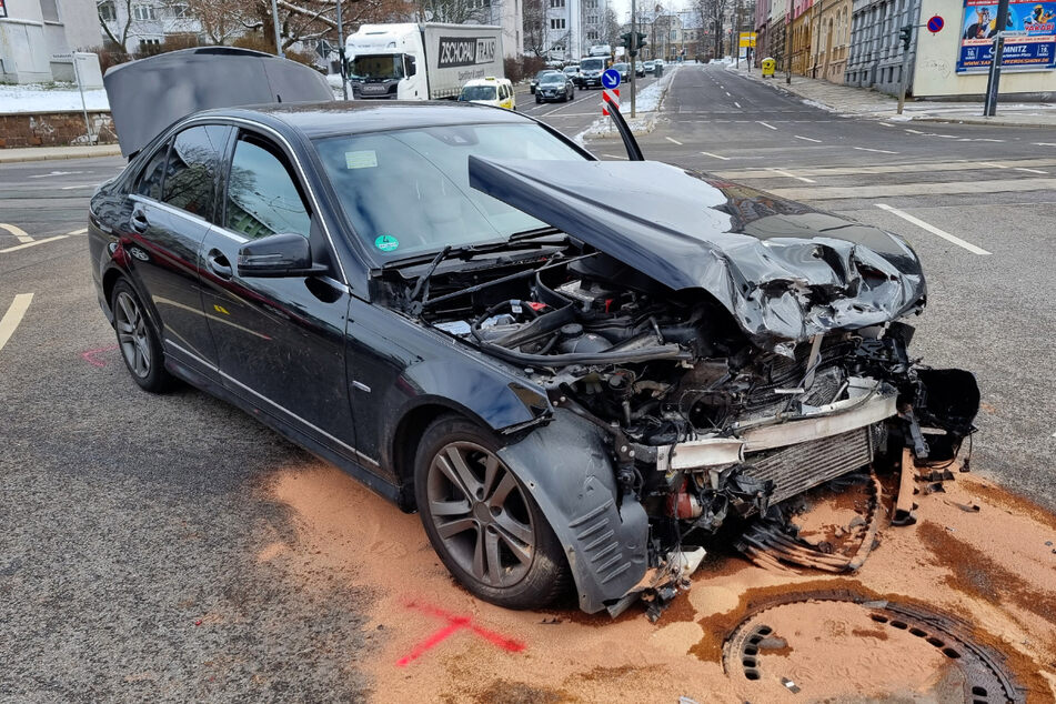 Kreuzungscrash in Chemnitz: Mercedes kracht mit Audi zusammen