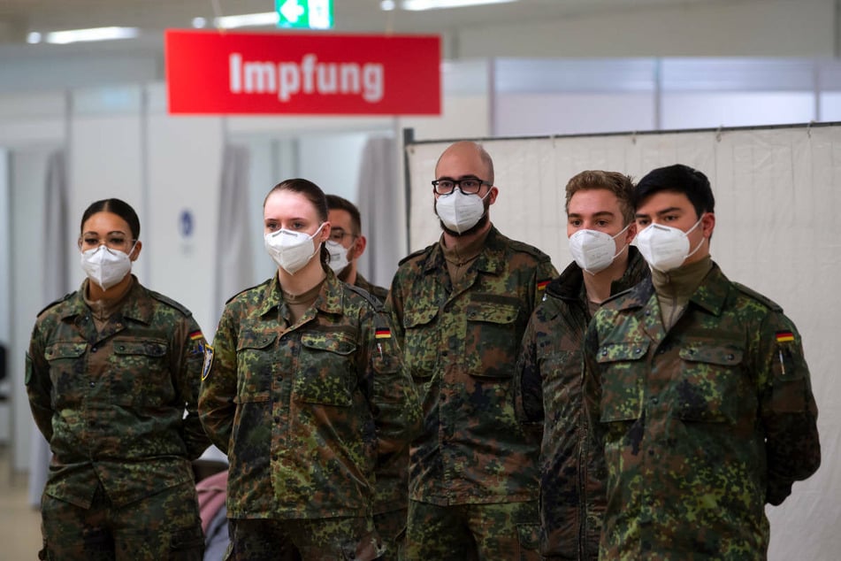 Aufgrund der angespannten Corona-Situation helfen zurzeit über 500 Soldaten der Bundeswehr im Berliner Gesundheitswesen aus.