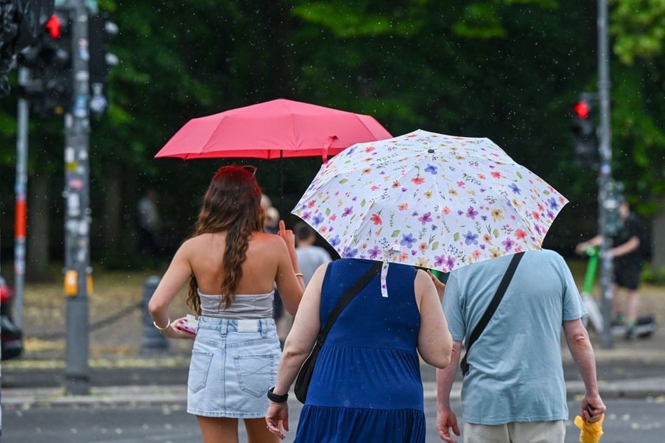 Ein Schirm schützt in den nächsten Tagen gleich doppelt: vor Sonne und vor Regen. (Symbolbild)