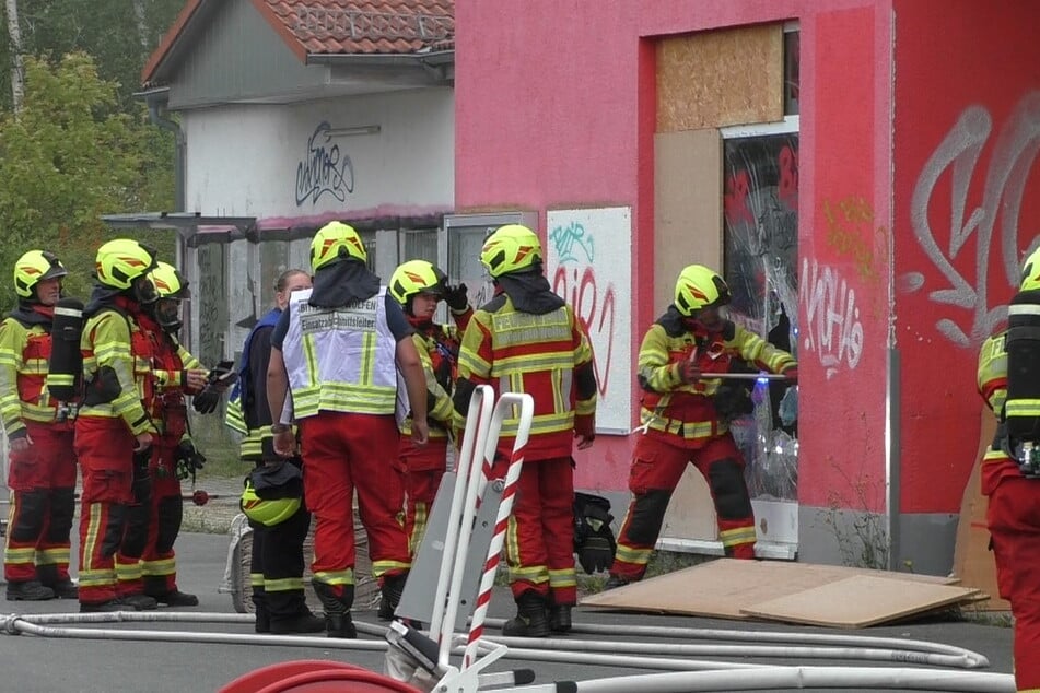 Die Kameraden mussten erst die Eingänge aufbrechen, um ins Innere zu gelangen.