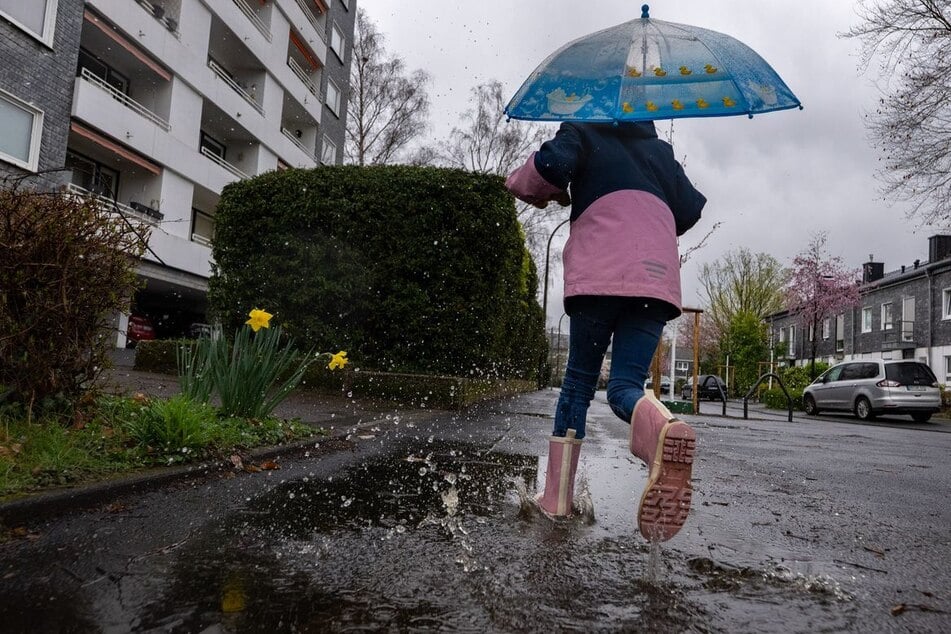 Wer gerne durch Pfützen springt, kommt zu Beginn der neuen Woche in NRW auf seine Kosten. (Symbolbild)