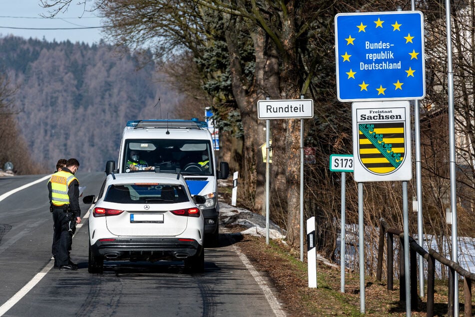 Deutsche Polizeibeamte kontrollieren ein Fahrzeug am tschechisch-deutschen Grenzübergang Petrovice/Bahratal im Erzgebirge. Die Zahl der Menschen, die an den Grenzen abgewiesen werden, ging den Angaben zufolge in den vergangenen Tagen zurück, Reisende verhalten sich zunehmend regelkonform.