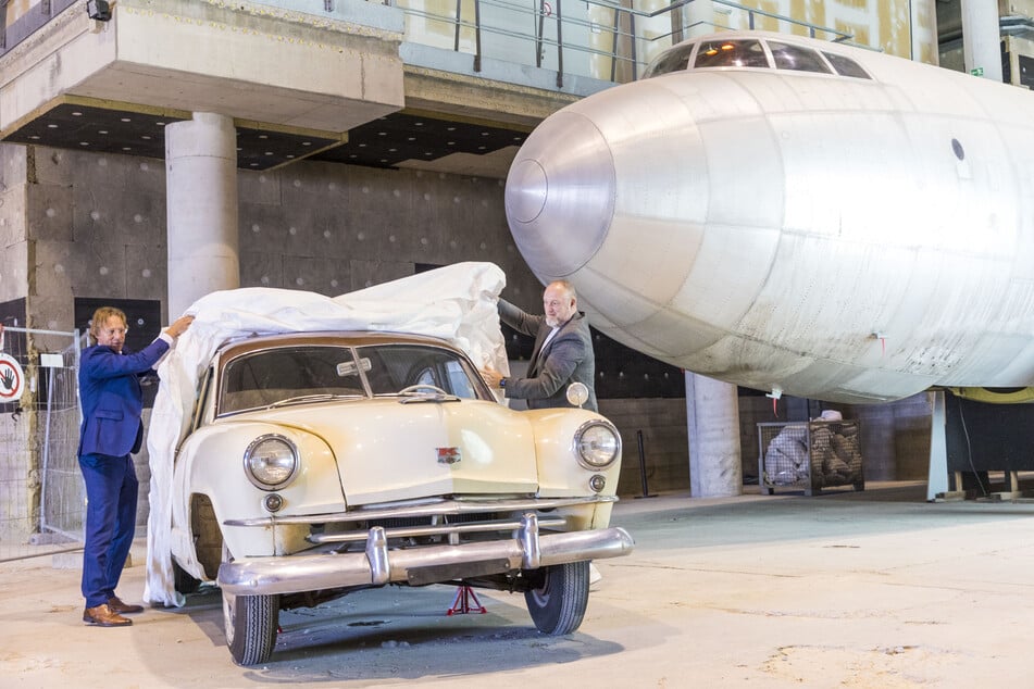 Verkehrsmuseums-Direktor Michael Vogt und Flughafensprecher Uwe Schuhart enthüllen den "Kaiser-Frazer Special K 511". Im Hintergrund die legendäre 152