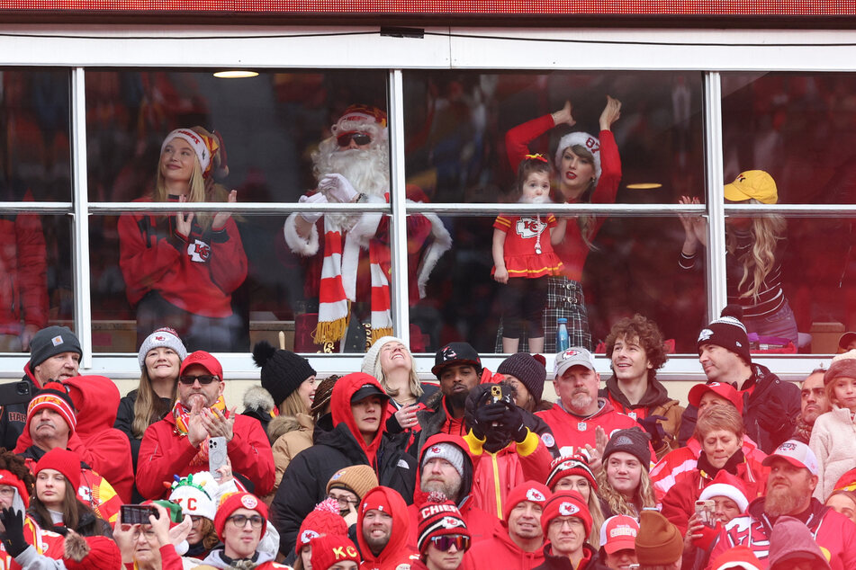 Taylor Swift (2nd from r.) cheered on Travis Kelce's Kansas City Chiefs, but it was the Las Vegas Raiders who won on Christmas Day.