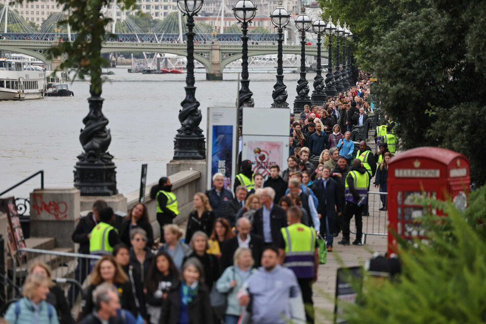 Tausende Menschen standen in den letzten Tagen Schlange, um noch einmal Abschied vom Sarg der Queen zu nehmen.