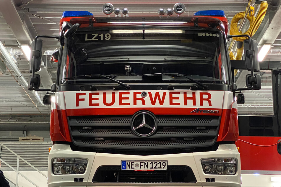 Papierstapel auf Schreibtisch geht plötzlich in Flammen auf, der Grund ist skurril