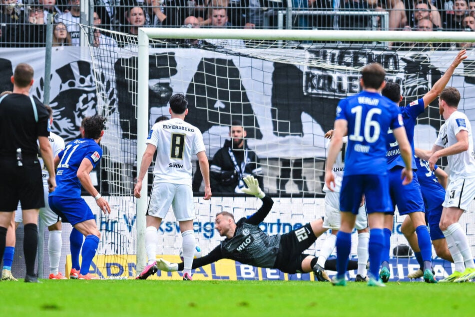 Fabian Reese (2.v.l.) beobachtet, wie der Ball zum Ausgleich über die Linie trudelt.