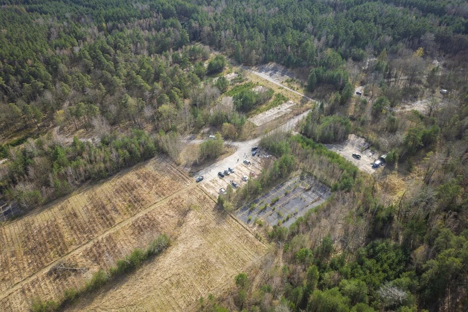 Aus der Luft sind noch einige der alten Strukturen des NVA-Standorts bei Bernsdorf zu erkennen. Künftig soll dort das Logistikbataillon 471 der Bundeswehr stationiert werden.