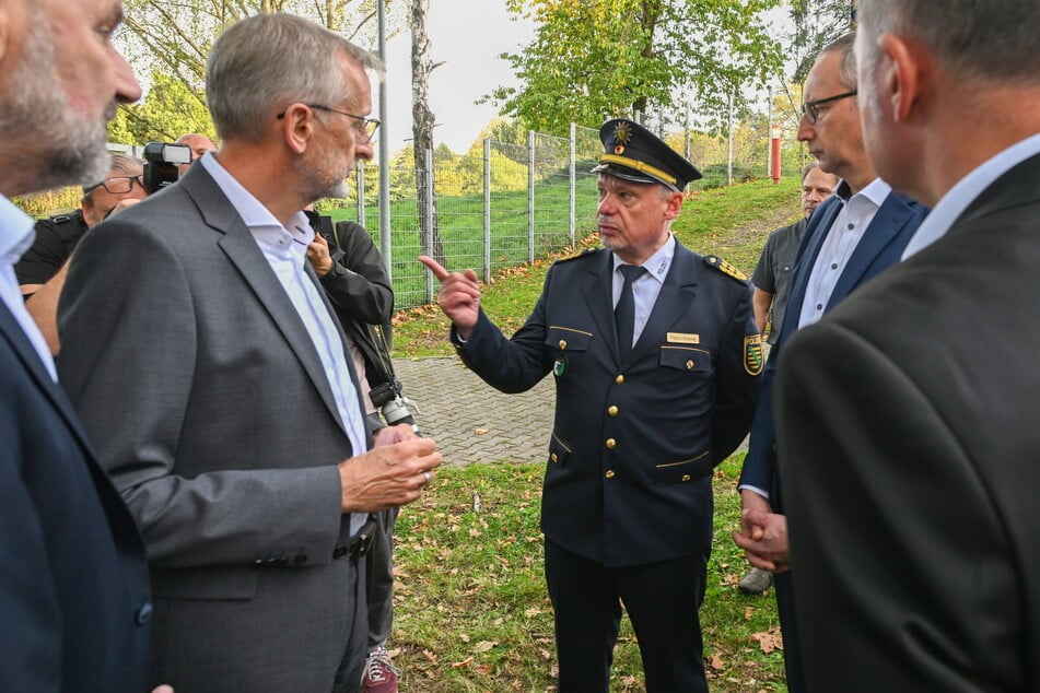 Sachsens Polizei-Inspekteur Petric Kleine (59, Mitte) unterrichtet Innenminister Armin Schuster (61, CDU, l.) vor Ort über den Anschlag auf das Spreehotel Bautzen.