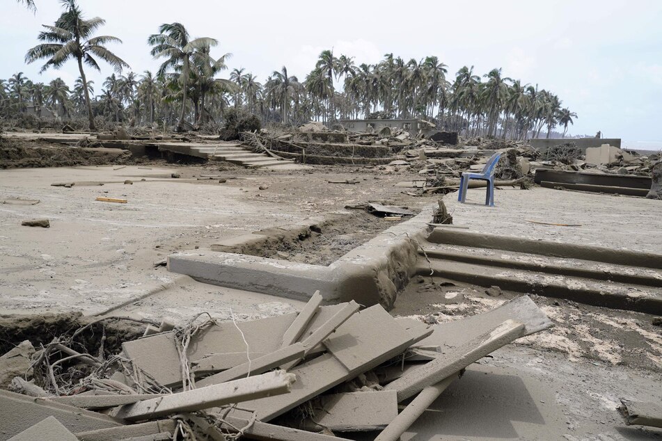 Das Bild zeigt ein zerstörtes Ferienresort auf der Hauptinsel von Tonga, Tongatapu, unweit des Vulkans.