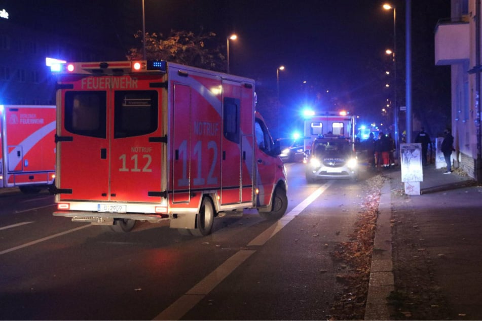 Einsatzkräfte stehen auf einer Straße in Berlin-Lichtenberg.