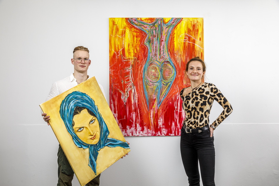 Junge Nachwuchsmaler: Dominik Domke (20) und Lina Arlt (23) freuen sich über ihre erste Personalausstellung.