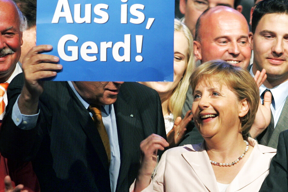 Gerhard Schröder (77) wurde verabschiedet, am 22. November 2005 nahm Angela Merkel (67) seinen Posten als Bundeskanzlerin ein.