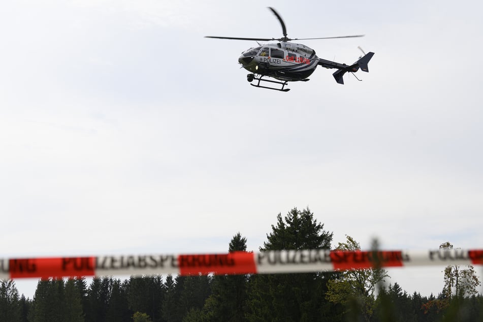 Mit einem Hubschrauber wurde kurzzeitig nach der jungen Mutter gesucht. (Symbolbild)