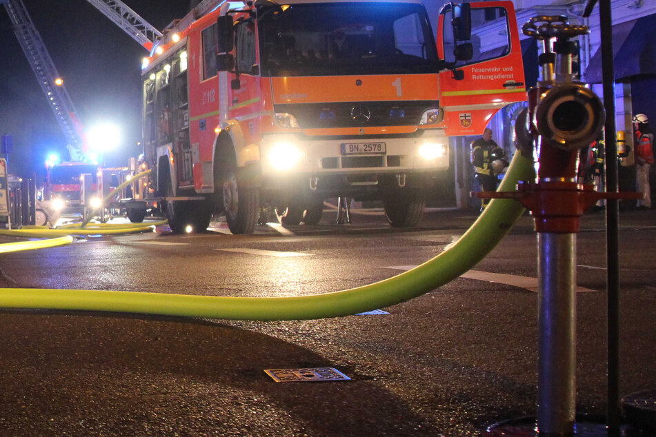 Balkon brennt lichterloh: Feuerwehr bringt 40 Hausbewohner in Sicherheit