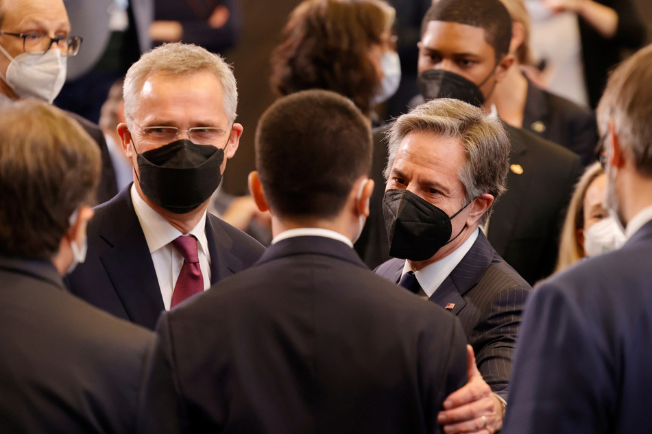 Der US-Außenminister Antony Blinken (3.v.r.) und Jens Stoltenberg (2.v.l), Nato-Generalsekretär, begrüßen die Minister während eines außerordentlichen Treffens der Nato-Außenminister zum Ukraine-Konflikt im Nato-Hauptquartier.