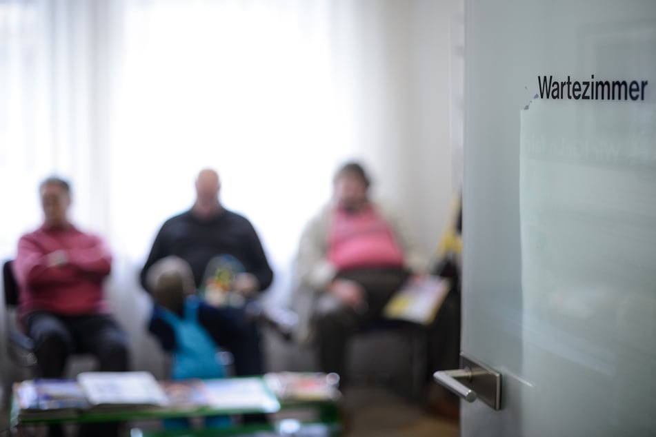 Patienten warten im Wartezimmer einer Arztpraxis (Symbolbild).