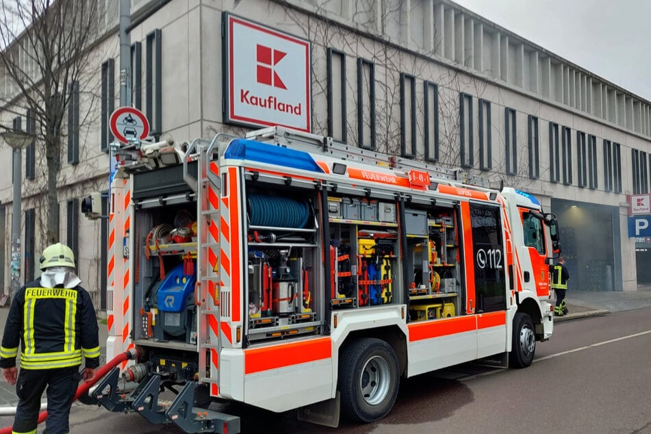 Leipzig: Teile des Markts evakuiert: Brand in Leipziger Kaufland!