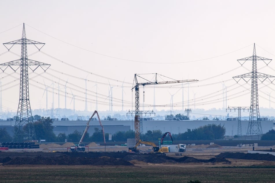 Noch ist die Megafabrik in Magdeburg eine große Baustelle. Das wird sich innerhalb der nächsten zwei Jahre wohl nicht ändern.