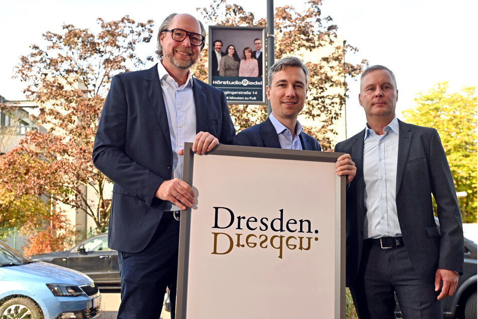 An dieser Laterne hängt schon eins: Geschäftsführer Thilo Klimm (49), Baubürgermeister Stephan Kühn (44) und Regionalleiter Sven Erlewein (52, v.l.) stellten auf der Georg-Nerlich-Straße das erste angebrachte Werbeschild vor.