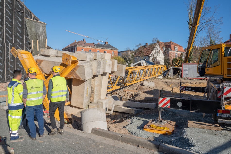 Wie ein gefällter Baum stürzte der Kran um und drückte einen Baucontainer ein.