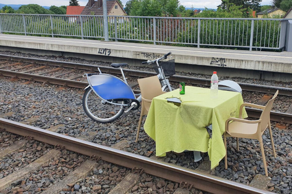 Die Unbekannten drapierten die Möbel auf den Gleisen.